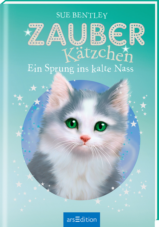 Das Buchcover zeigt ein süßes, grauweißes Kätzchen mit großen, grünen Augen, das im Mittelpunkt steht. Der Hintergrund ist in einem sanften Türkis gehalten und mit zauberhaften, glitzernden Sternen verziert. Oberhalb des Kätzchens prangt der Titel „ZAUBER Kätzchen“ in verspielter, heller Schrift. Unter dem Titel steht der Untertitel „Ein Sprung ins kalte Nass“ in geschwungener Schrift. Ein SPIEGEL-Bestseller-Button ist ebenfalls auf dem Cover sichtbar. Ganz unten mittig steht...