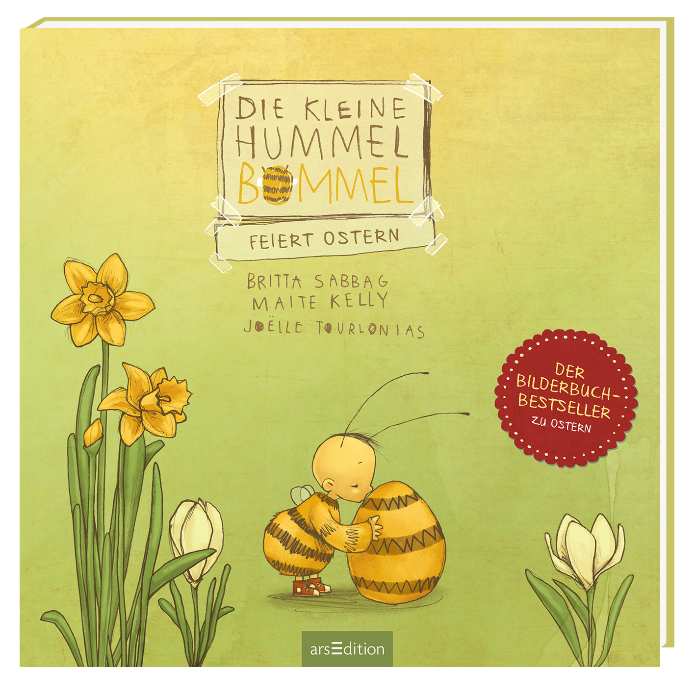 Das Buchcover zeigt die kleine Hummel Bombel, die in fröhlichen gelb- und braungestreiften Farben gestaltet ist. Sie umarmt ein großes, gelbes Osterei und steht auf einer Wiese mit blühenden Osterglocken und weißen Tulpen. Der Titel „DIE KLEINE HUMMEL BOMMEL FEIERT OSTERN“ ist verspielt in auffälliger Schrift oben platziert. Ein roter Button mit dem Text „DER BILDERBUCH-BESTSELLER“ hebt sich rechts ab. Ganz unten mittig steht der Logoschriftzug von arsEdition.