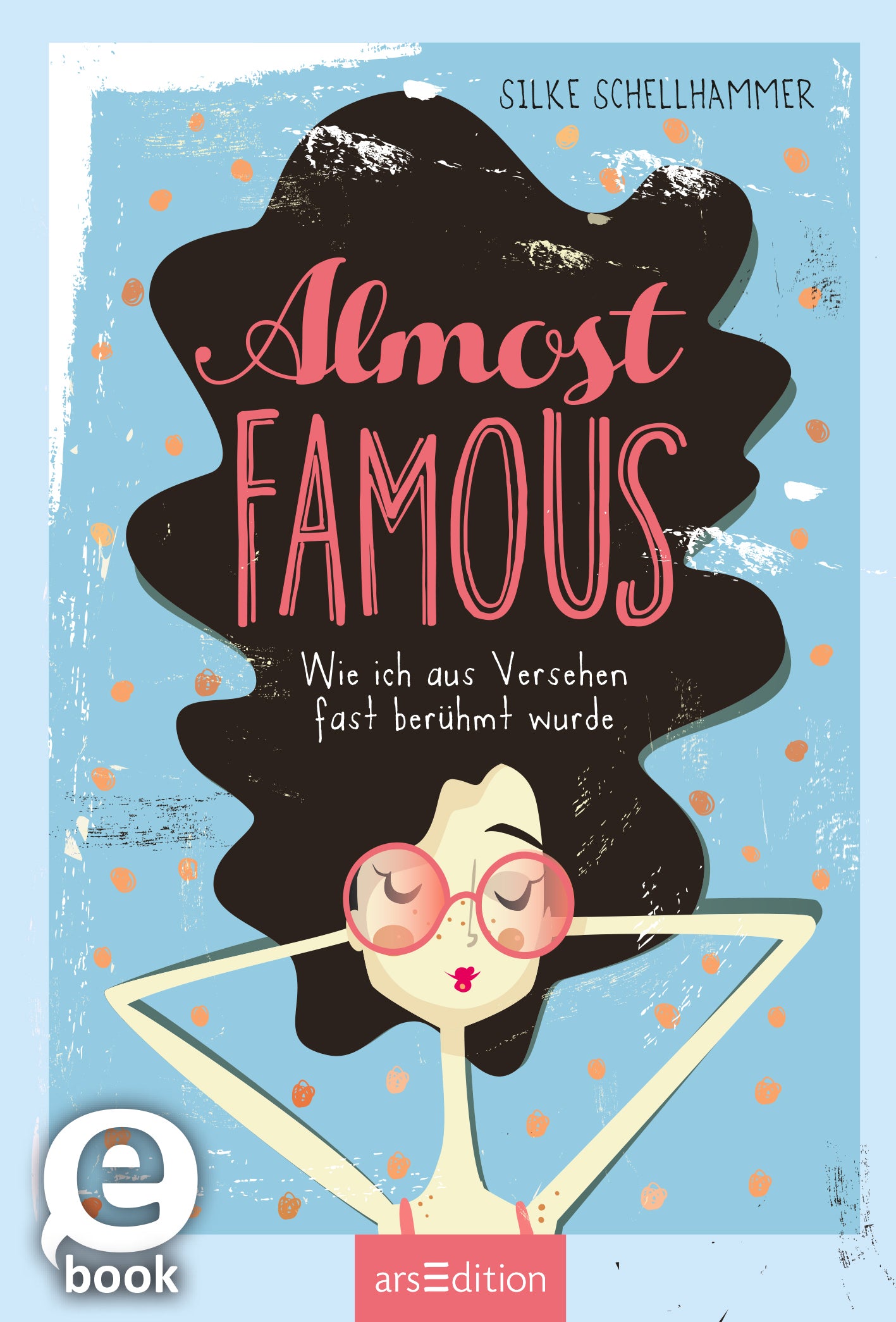 Das Buchcover zeigt eine stilisierte Illustration einer Frau mit voluminösem, lockigem Haar in Schwarz. Sie trägt große, runde Brillen und hat ein verschmitztes Lächeln auf den Lippen. Der Hintergrund ist in sanften Blau- und Pastelltönen gehalten. Der Titel „Almost FAMOUS“ ist prominent in einer verspielten Schriftart in Pink und Weiß platziert. Darunter steht der Untertitel „Wie ich aus Versehen fast berühmt wurde“ in kleinerer, klarer Schrift. Ganz unten mittig steht der...