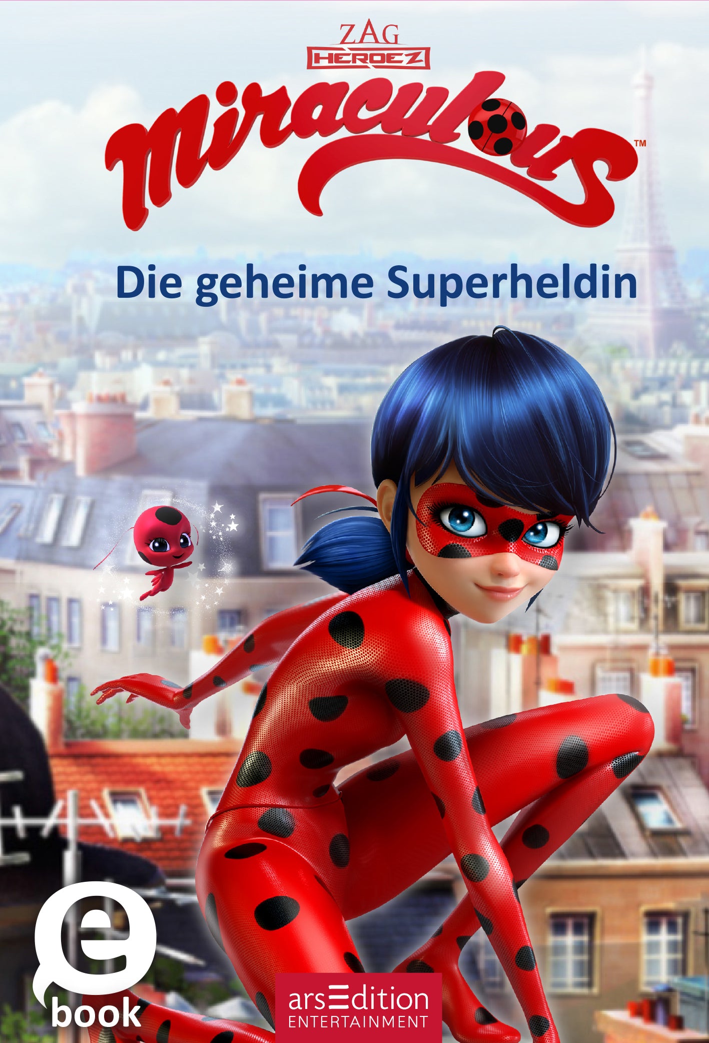 Das Buchcover zeigt die Figur einer Superheldin mit blauer Frisur und einem rot-schwarzen Kostüm, das an einen Marienkäfer erinnert. Sie sitzt auf einem Dach in einer städtischen Umgebung, während hinter ihr die Pariser Skyline erkennbar ist. Über ihr prangt der Titel „Miraculous“ in kräftigem Rot, darunter steht „Die geheime Superheldin“ in einer klaren, modernen Schrift. Ganz oben links befindet sich der Hinweis „ZAG HEROEZ“. Ganz unten mittig steht der Logoschriftzug von...
