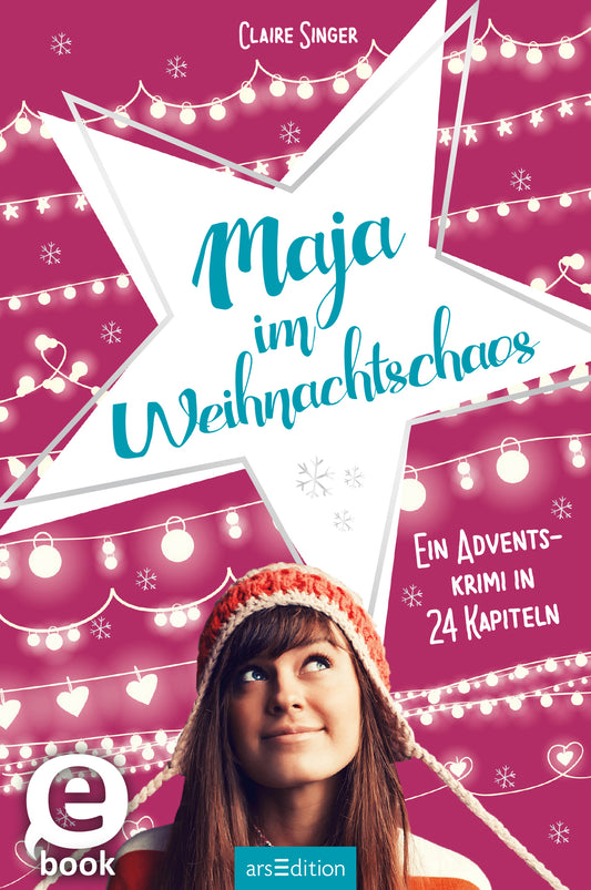 Auf dem Cover des Buches „Maja im Weihnachtschaos“ von Claire Singer ist ein großes, weißes Sternmotiv zu sehen, das mit bunten Lichtern und Schneeflocken umrandet ist. In der Mitte blickt eine junge Frau mit braunen Haaren, die eine rote Mütze trägt, freundlich in die Kamera. Der Titel ist in geschwungener blauer Schrift oben platziert, während der Untertitel „Ein Adventskrimi in 24 Kapiteln“ in kleinerer Schrift darunter steht. Ganz unten mittig steht der Logoschriftzug von...