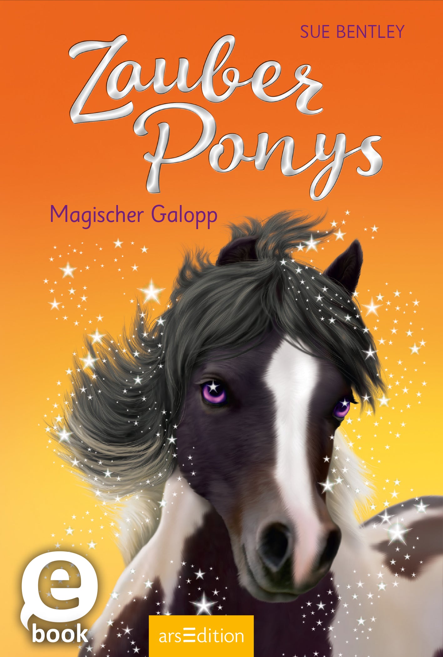 Das Buchcover zeigt ein majestätisches, magisches Pony mit einem auffälligen schwarzen und weißen Fell. Die Mähne ist voluminös, in sanften Grautönen gehalten, und die großen, leuchtenden Augen vermitteln einen zauberhaften Ausdruck. Oben steht in geschwungener, weißer Schrift „Zauber Ponys“, darunter in kleinerer Schrift der Titel „Magischer Galopp“. Der Hintergrund strahlt in einem warmen Orangeton, der von funkelnenden Sternen durchzogen ist. Ganz unten mittig steht der...