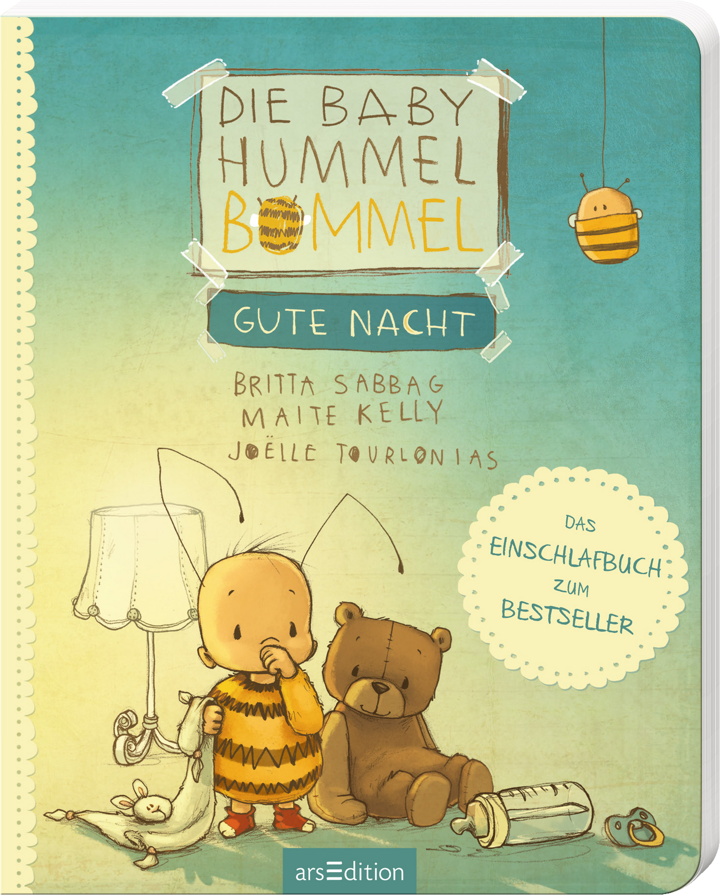 Das Buchcover zeigt eine sanfte, pastellfarbene Abendstimmung. Oben steht in fetter, blauer Schrift der Titel „DIE BABY HUMMEL BOMMEL“, darunter in einer verspielten Schrift „GUTE NACHT“. Darunter sind die Namen der Autorinnen Britta Sabbag, Maite Kelly und Joëlle Tourlonias in schlichter Schrift abgedruckt. Eine niedliche Figur mit Bienenhut und ein Teddybär sitzen auf dem Boden, umgeben von einer Lampe und einer Uhr. Ein SPIEGEL-Bestseller-Button informiert: „DAS EINSCHLAFBUCH zum...