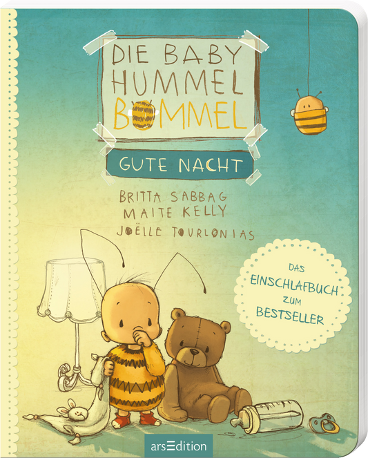 Das Buchcover zeigt eine sanfte, pastellfarbene Abendstimmung. Oben steht in fetter, blauer Schrift der Titel „DIE BABY HUMMEL BOMMEL“, darunter in einer verspielten Schrift „GUTE NACHT“. Darunter sind die Namen der Autorinnen Britta Sabbag, Maite Kelly und Joëlle Tourlonias in schlichter Schrift abgedruckt. Eine niedliche Figur mit Bienenhut und ein Teddybär sitzen auf dem Boden, umgeben von einer Lampe und einer Uhr. Ein SPIEGEL-Bestseller-Button informiert: „DAS EINSCHLAFBUCH zum...