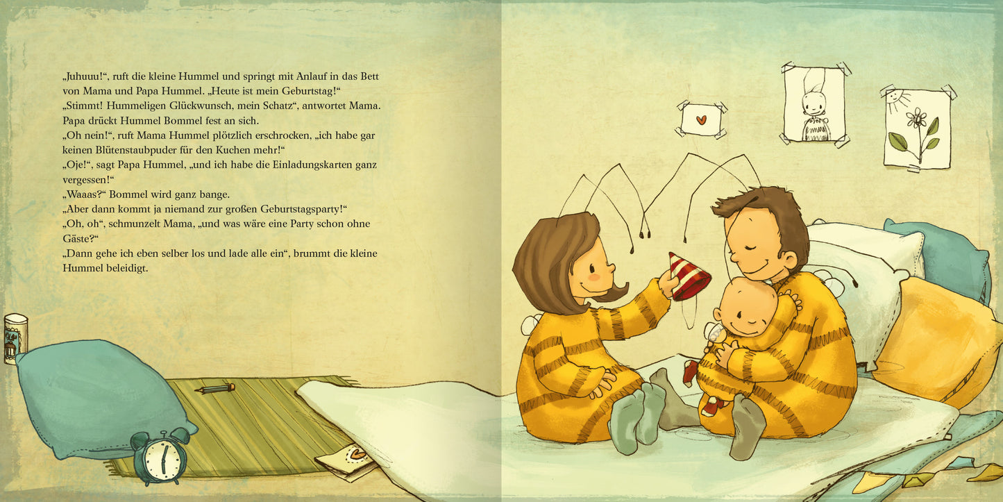 Gezeigt wird eine Innen- oder Zusatzansicht von „Die kleine Hummel Bommel feiert Geburtstag“. Die Illustration zeigt eine familiäre Szene mit einer Mutter und einem kleinen Jungen, die beide gestreifte Kleidung tragen. Der Junge hält eine rote Geschenkbox. Im Hintergrund sind fröhliche Wanddekorationen wie Blumenzeichnungen zu sehen. Die Farben sind sanft und warm, hauptsächlich in Gelb- und Blautönen gehalten. Die Schriftart ist handschriftlich, verspielt und gut lesbar.