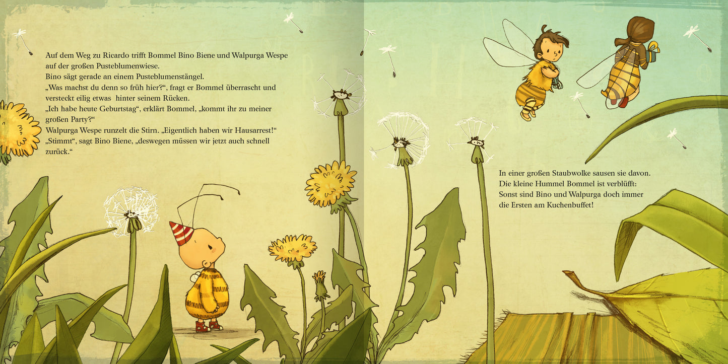 Gezeigt wird eine Innen- oder Zusatzansicht von „Die kleine Hummel Bommel feiert Geburtstag“. Die Illustration zeigt die kleine Hummel Bommel, die in ihrer charakteristischen gestreiften gelben und schwarzen Farbe fröhlich durch eine bunte Blumenlandschaft fliegt. Der Hintergrund in sanften Pastellfarben schafft eine freundliche Atmosphäre. Freunde von Bommel, dargestellt in ähnlichen Farben, sind umgeben von großen, detailreich gezeichneten Pflanzen und Löwenzahnblüten. Die...