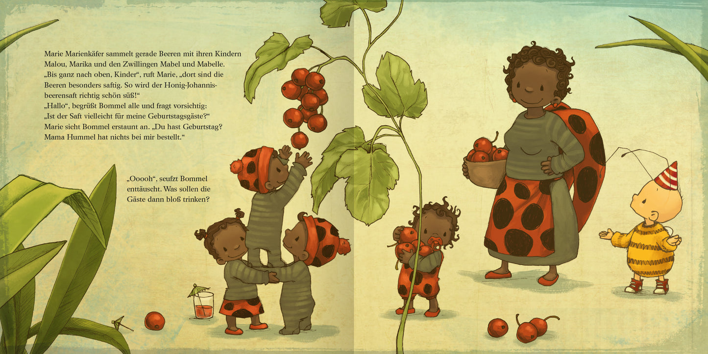 Gezeigt wird eine Innen- oder Zusatzansicht von „Die kleine Hummel Bommel feiert Geburtstag“. Die Illustration zeigt eine lebendige, bunte Szene mit einer Familie aus fröhlichen, schwarzen Kindern, die gestreifte Käferkostüme tragen. Sie stehen unter einem hohen, grünen Pflanzenstamm mit roten Kirschen und versuchen, die Früchte zu erreichen. Eine Mutterfigur mit einem Korb voller Kirschen lächelt. Die Farbpalette ist warm, mit sanften pastellfarbenen Tönen und einer verspielten,...