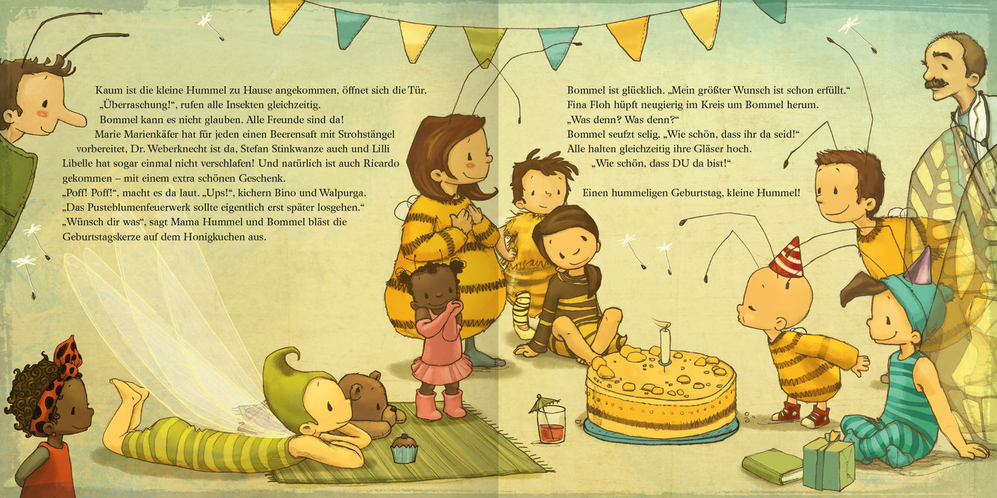 Gezeigt wird eine Innen- oder Zusatzansicht von „Die kleine Hummel Bommel feiert Geburtstag“. Die Illustration zeigt eine fröhliche Geburtstagsfeier mit bunten Luftballons und Fähnchen. In hellen Farben sind die Charaktere in unterschiedlichen Kleidungsmustern dargestellt, darunter gestreifte Hummeln und ein Kind mit einer roten Mütze. Ein großer Geburtstagskuchen steht im Vordergrund, umgeben von Geschenken. Die Schrift ist verspielt und kindgerecht, ergänzt durch lebhafte...
