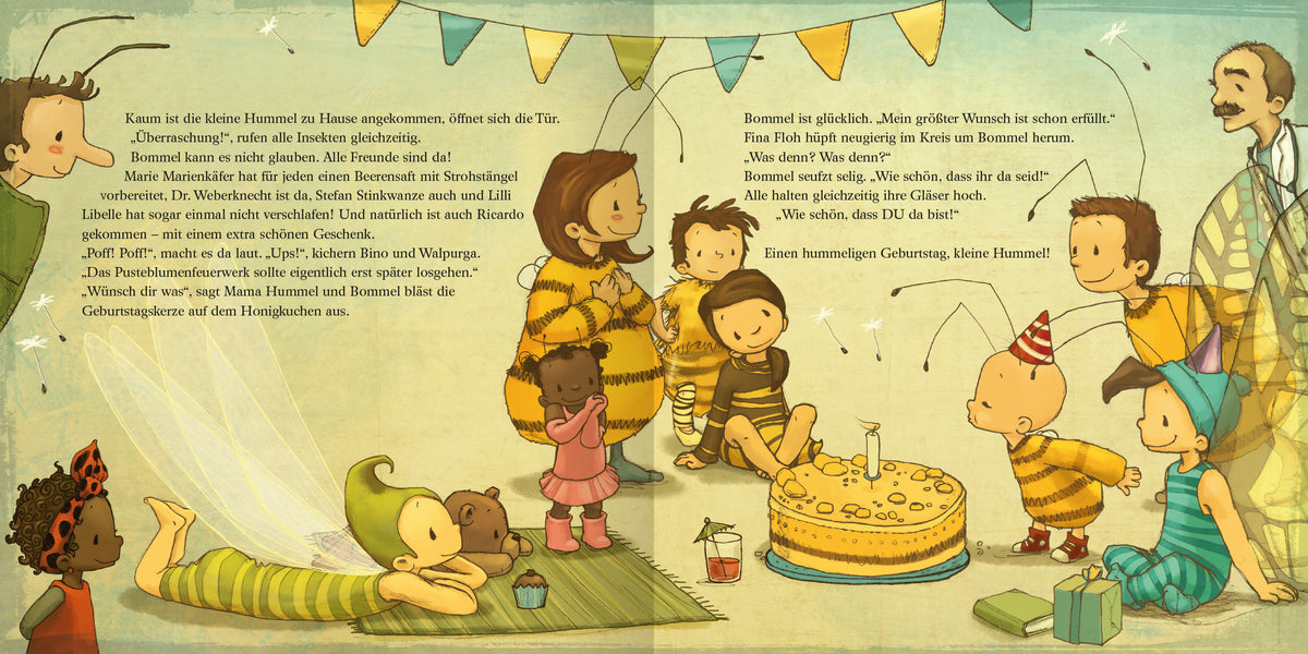 Gezeigt wird eine Innen- oder Zusatzansicht von „Die kleine Hummel Bommel feiert Geburtstag“. Die Illustration zeigt eine fröhliche Geburtstagsfeier mit bunten Luftballons und Fähnchen. In hellen Farben sind die Charaktere in unterschiedlichen Kleidungsmustern dargestellt, darunter gestreifte Hummeln und ein Kind mit einer roten Mütze. Ein großer Geburtstagskuchen steht im Vordergrund, umgeben von Geschenken. Die Schrift ist verspielt und kindgerecht, ergänzt durch lebhafte...