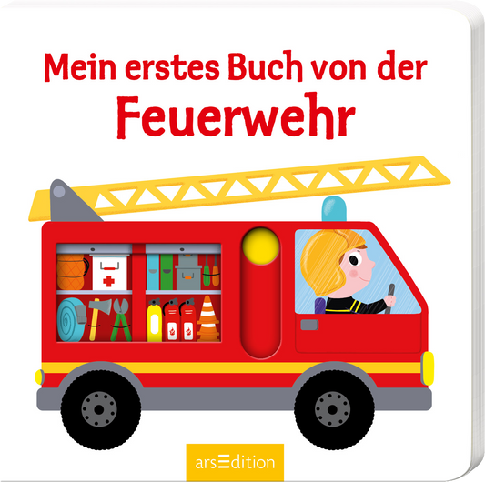 Das Cover zeigt ein fröhlich gestaltetes Feuerwehrfahrzeug in leuchtendem Rot mit einer auffällig gelben Leiter, die sich über das Fahrzeug spannt. Auf der linken Seite sind vielfältige Ausstattungsgegenstände wie Schläuche und Werkzeuge zu erkennen. Oben steht der Titel „Mein erstes Buch von der Feuerwehr“ in großer, roter Schrift, die kindgerecht wirkt. Ganz unten mittig steht der Logoschriftzug von arsEdition.