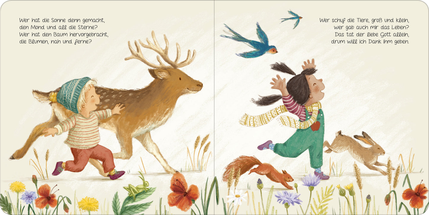 Gezeigt wird eine Innen- oder Zusatzansicht von „Ich bin klein, mein Herz ist rein“. Die Darstellung zeigt ein harmonisches Kinderbuch-Illustrationsdesign mit sanften, pastellfarbenen Tönen. Auf der linken Seite tanzt ein Mädchen mit buntem Zopf und einer gestrickten Mütze zusammen mit einem rehähnlichen Tier durch eine blühende Wiese. Rechts ist ein lachendes Kind in Overalls zu sehen, umgeben von fliegenden Vögeln und kleinen Tieren, unterstrichen durch verspielte Schriftarten.