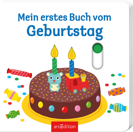 Das Cover zeigt eine bunte Torte mit zwei brennenden Kerzen in Gelb. Auf der Torte sitzt eine niedliche Maus und daneben ist ein rotes Spielzeugauto abgebildet. Rund um die Torte liegen verschiedene Süßigkeiten in lebhaften Farben. Der Titel „Mein erstes Buch vom Geburtstag“ steht in freundlicher blauer Schrift. Oben links ist ein farbiger Schieberegler sichtbar. Ganz unten mittig steht der Logoschriftzug von arsEdition.