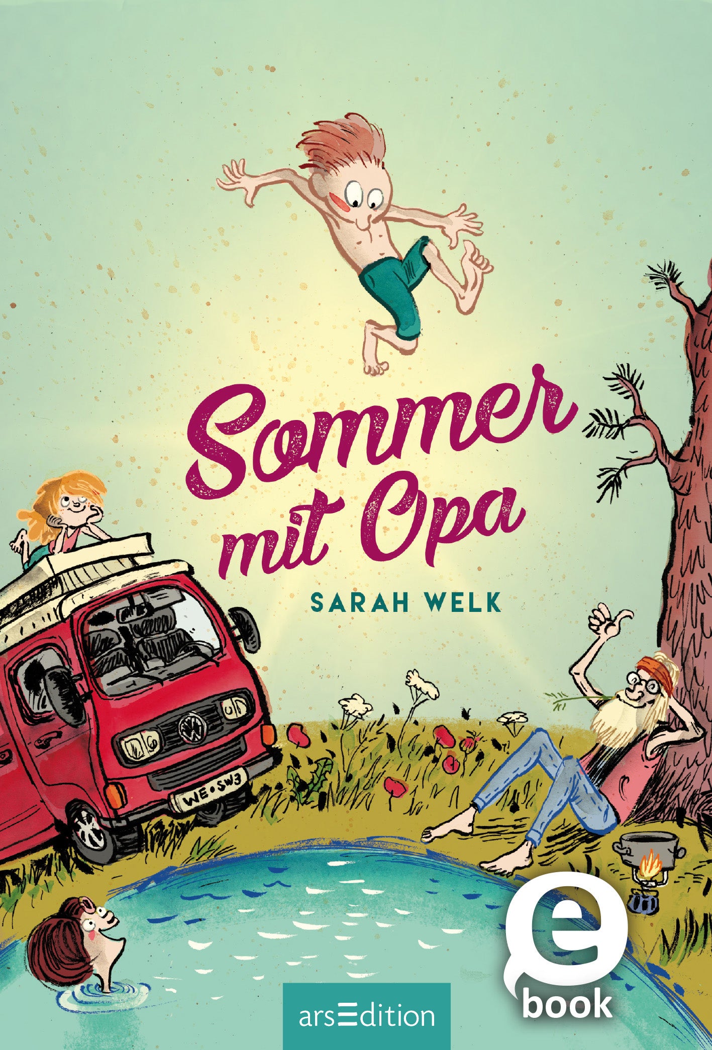 Auf dem Buchcover „Sommer mit Opa“ von Sarah Welk springt ein fröhlicher Junge mit blonden Haaren ins Wasser. Umgeben von einer bunten, naturbelassenen Kulisse, sieht man einen roten Campingbus und den Opa, ein älterer Mann mit langem, grauem Bart, der am Ufer sitzt. Ganz unten mittig steht der Logoschriftzug von arsEdition.