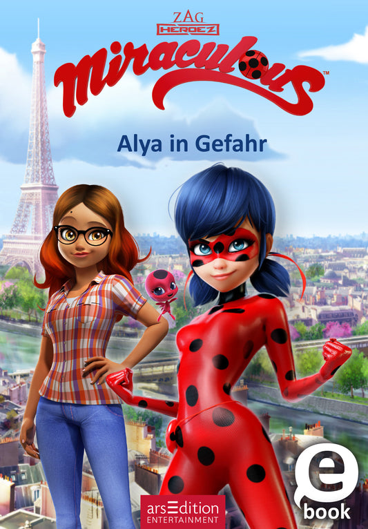Das Buchcover zeigt im Vordergrund zwei stilisierte, comicartige Figuren: Eine junge Frau mit braunen Haaren und einer karierten Bluse steht links, während Ladybug mit ihrem charakteristischen rot-schwarzen Kostüm rechts steht. Im Hintergrund ist der Eiffelturm vor einem blauen Himmel zu sehen. Der Titel „Alya in Gefahr“ ist prominent platziert. Ganz unten mittig steht der Logoschriftzug von arsEdition.