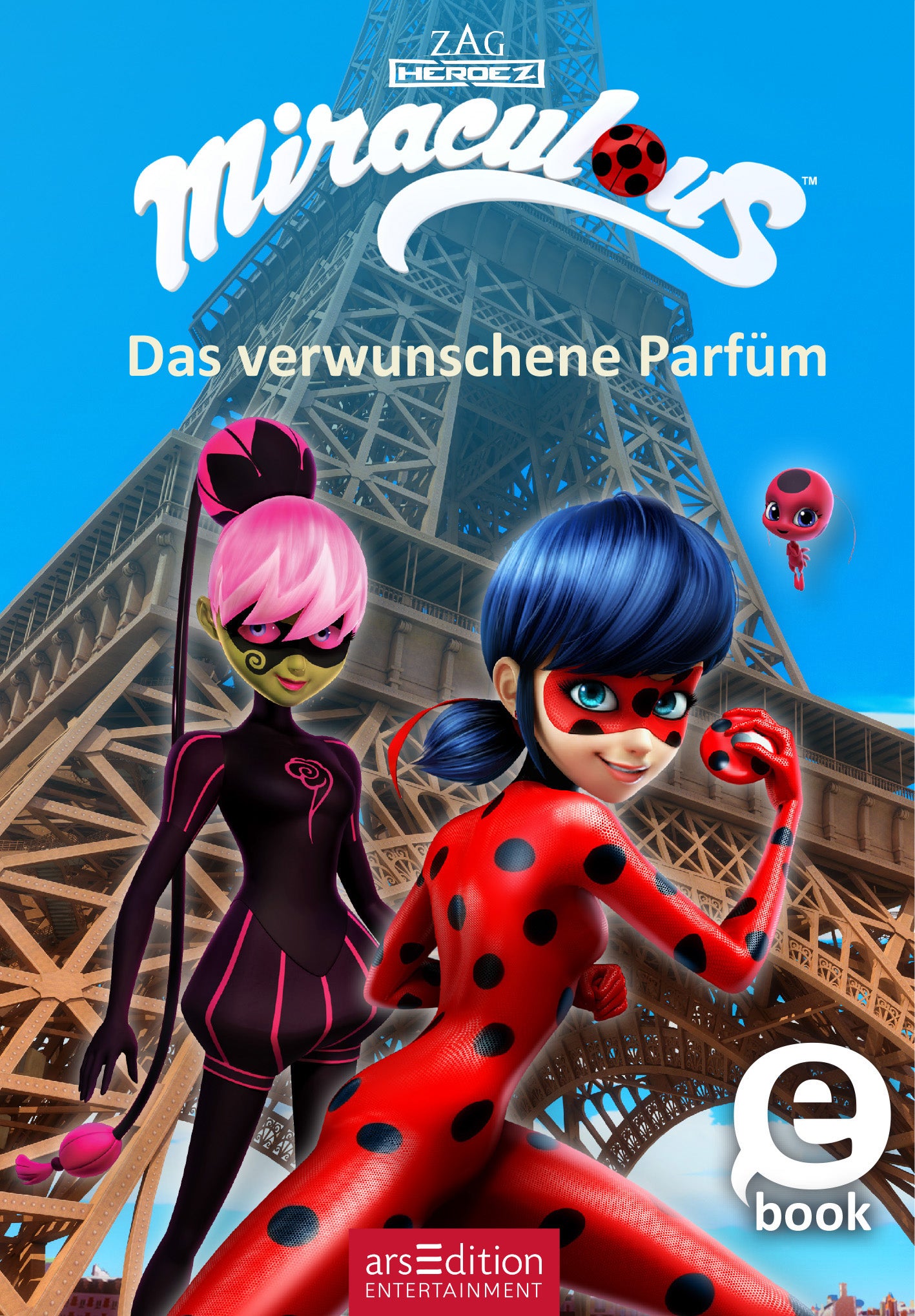 Das Cover zeigt die berühmten Charaktere aus „Miraculous“ vor dem Eiffelturm. Die Heldin mit schwarzen Punkten steht im Vordergrund, während eine weitere Figur mit pinken Haaren und einem schwarzen Anzug daneben positioniert ist. Der Hintergrund ist in lebhaftem Blau gehalten. Der Titel „Das verwunschene Parfüm“ ist in weißer Schrift prominent platziert, direkt unter dem Titel „Miraculous“. Ganz unten mittig steht der Logoschriftzug von arsEdition.
