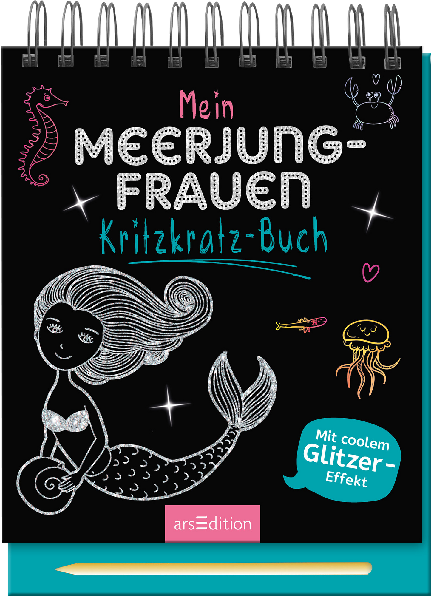 Zu sehen ist die 3D-Ansicht des Titels. Das Buchcover zeigt eine schwarze Fläche mit bunten Illustrationen von Meerjungfrauen, Meeresbewohnern und Herzchen. In der Mitte ist eine stilisierte Meerjungfrau mit langen, welligen Haaren abgebildet. Der Titel „Mein Meerjungfrauen-Kritzkraz-Buch“ ist auffällig in einer verspielten, weißen Schrift gestaltet. Ein Hinweis auf einen „Mit coolem Glitzer-Effekt!“ ist in Türkis hervorgehoben. Ganz unten mittig steht der Logoschriftzug von...