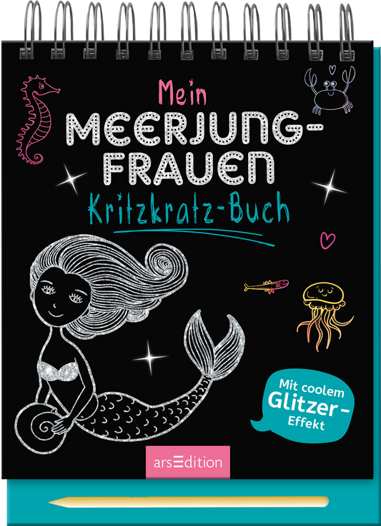 Zu sehen ist die 3D-Ansicht des Titels. Das Buchcover zeigt eine schwarze Fläche mit bunten Illustrationen von Meerjungfrauen, Meeresbewohnern und Herzchen. In der Mitte ist eine stilisierte Meerjungfrau mit langen, welligen Haaren abgebildet. Der Titel „Mein Meerjungfrauen-Kritzkraz-Buch“ ist auffällig in einer verspielten, weißen Schrift gestaltet. Ein Hinweis auf einen „Mit coolem Glitzer-Effekt!“ ist in Türkis hervorgehoben. Ganz unten mittig steht der Logoschriftzug von...