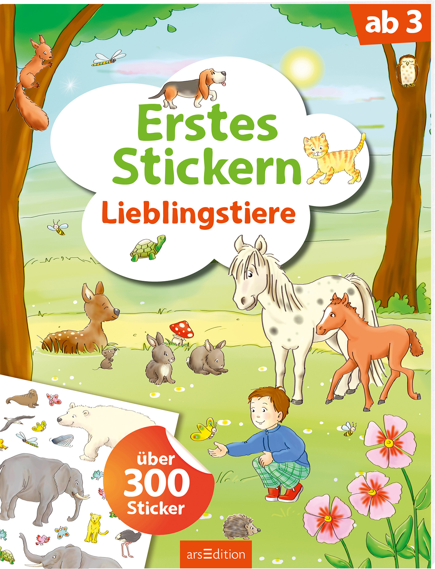 Auf dem Buchcover „Erstes Stickern – Lieblingsstiere“ sind lebendige, farbenfrohe Illustrationen von verschiedenen Tieren in einer fröhlichen, natürlichen Umgebung zu sehen. Dominierende Farben sind Grüntöne und sanfte Pastellnuancen. In der oberen Mitte steht der Titel in großer, grüner Schrift, während der Untertitel in einer leicht kleineren Schrift darunter angeordnet ist. Links unten findet sich ein Button mit dem Text „über 300 Sticker“. Ganz unten mittig steht der...