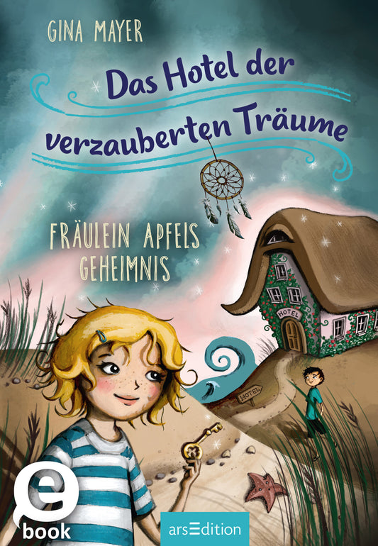 Das Buchcover zeigt eine märchenhafte Szenerie mit einer alten, schiefen Hütte und einem Jungen, der auf einen Schlüssel schaut. Im Vordergrund steht ein etwa siebenjähriges Mädchen mit lockigem, blondem Haar und einem freundlichen Lächeln. Die Farben sind sanft und träumerisch, vorwiegend in Blau- und Grüntönen. Der Titel „Das Hotel der verzauberten Träume“ ist in lebhaften, geschwungenen Buchstaben über dem Bild platziert, darunter steht „Fräulein Apfels Geheimnis“. Ein...