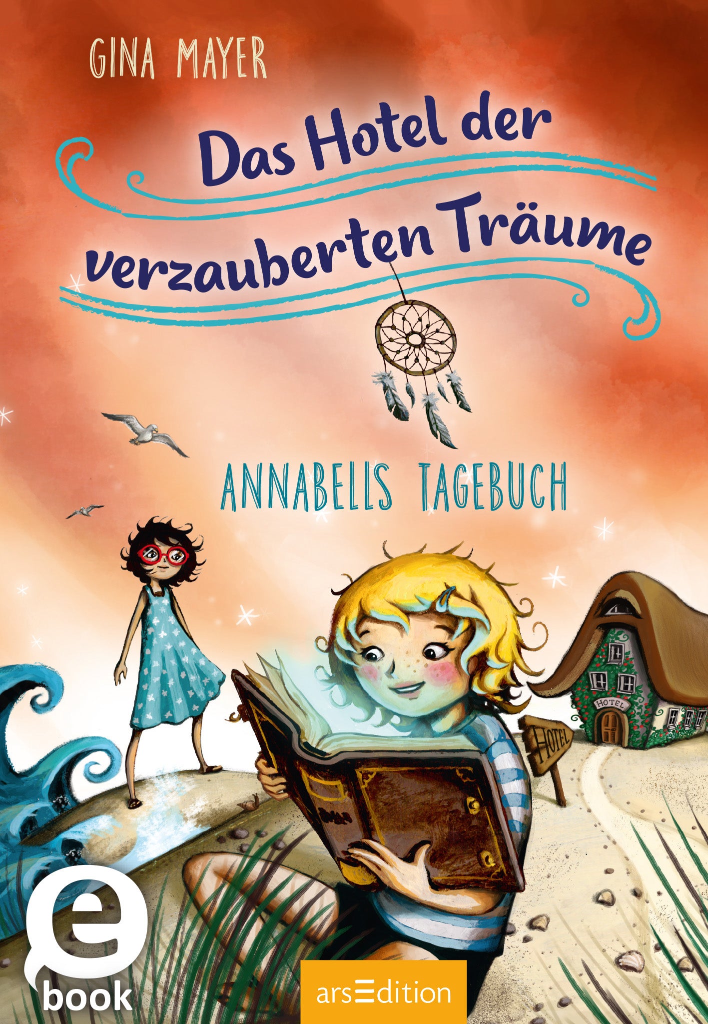 Das Cover zeigt zwei fröhliche Mädchen, eines mit blonden Locken und das andere mit dunklen Haaren, vor einer fantastischen Küstenlandschaft. Die Farben sind überwiegend warm und einladend, mit sanften Orangetönen und einem blauen Himmel. Über dem Titel „Das Hotel der verzauberten Träume“ in verspielter, blauer Schrift hängt ein Traumfänger. Unter dem Titel steht „Annabels Tagebuch“. In der linken unteren Ecke ist ein kleiner SPIEGEL-Bestseller-Button mit dem Text...