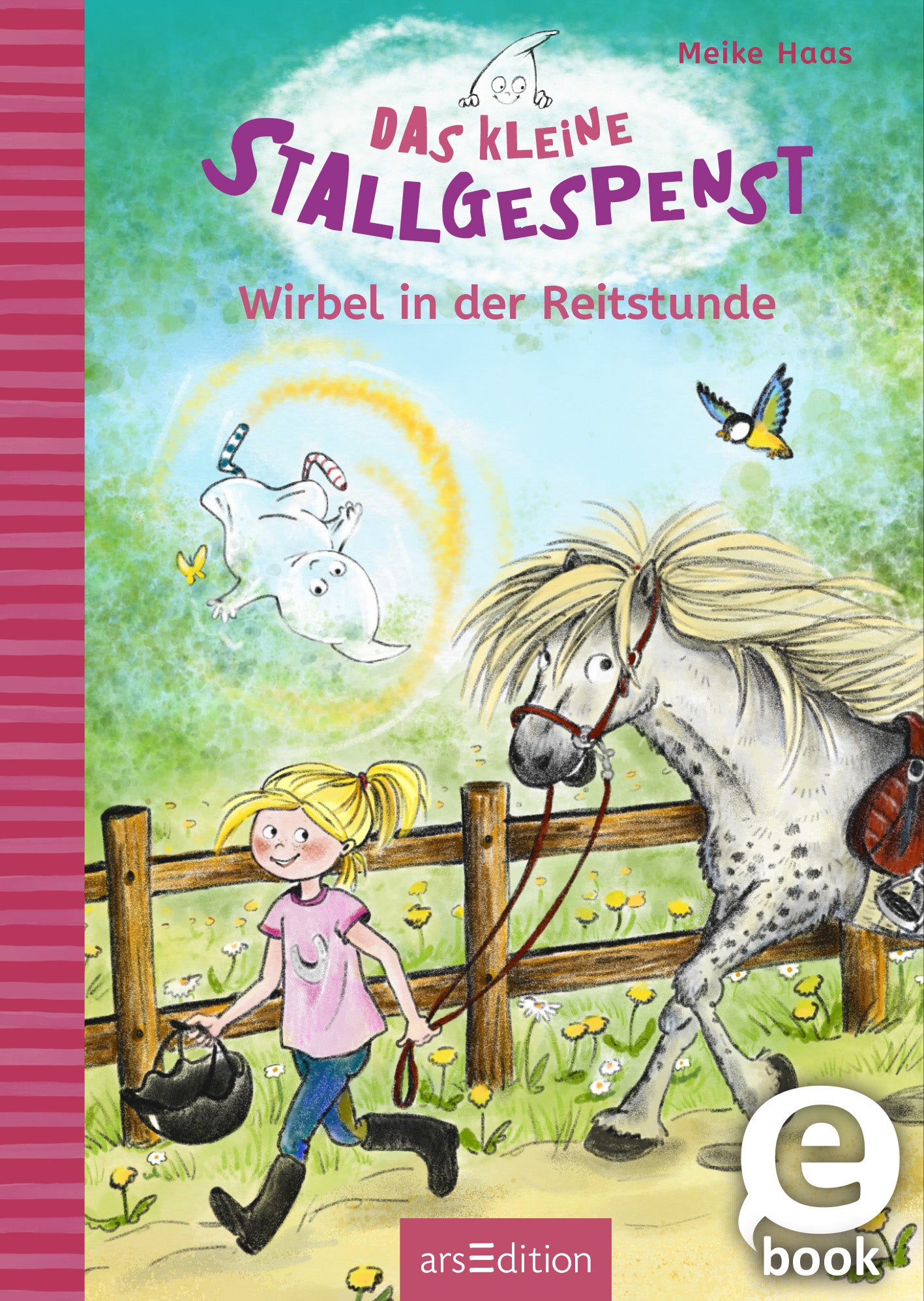Das Cover zeigt ein fröhliches Mädchen mit blonden Haaren, das neben einem weißen Pferd steht. Hinter ihnen ist ein glückliches, schwebendes Gespenst zu sehen. Der Hintergrund ist hellblau mit bunten Wolken und Vögeln. Der Titel „Das kleine Stallgespenst“ steht in lila, verspielter Schrift, während der Untertitel „Wirbel in der Reitstunde“ in sanfteren Tönen dargestellt wird. Ganz oben wird der Name der Autorin, Meike Haas, erwähnt. In der oberen linken Ecke prangt ein...