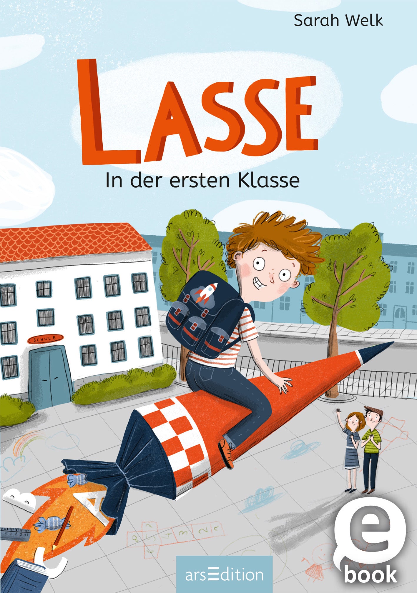 Das Cover zeigt einen fröhlichen Jungen namens Lasse, der auf einer rot-weißen Rakete sitzt und über den Schulhof fliegt. Hintergrund ist eine Schule mit roten Ziegeldächern und grünen Bäumen. Der Titel „LASSE“ ist in großen, orangefarbenen Buchstaben oben platziert, darunter steht „In der ersten Klasse“ in kleinerer, grauer Schrift. Ganz unten mittig steht der Logoschriftzug von arsEdition.