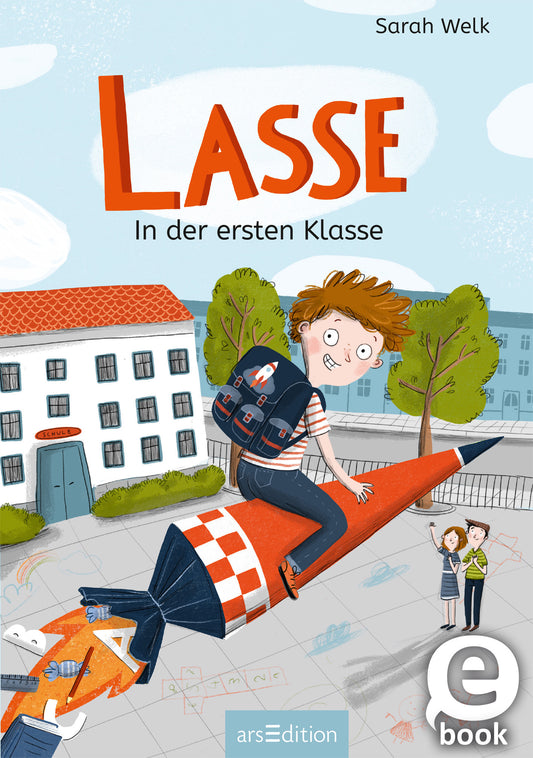 Das Cover zeigt einen fröhlichen Jungen namens Lasse, der auf einer rot-weißen Rakete sitzt und über den Schulhof fliegt. Hintergrund ist eine Schule mit roten Ziegeldächern und grünen Bäumen. Der Titel „LASSE“ ist in großen, orangefarbenen Buchstaben oben platziert, darunter steht „In der ersten Klasse“ in kleinerer, grauer Schrift. Ganz unten mittig steht der Logoschriftzug von arsEdition.