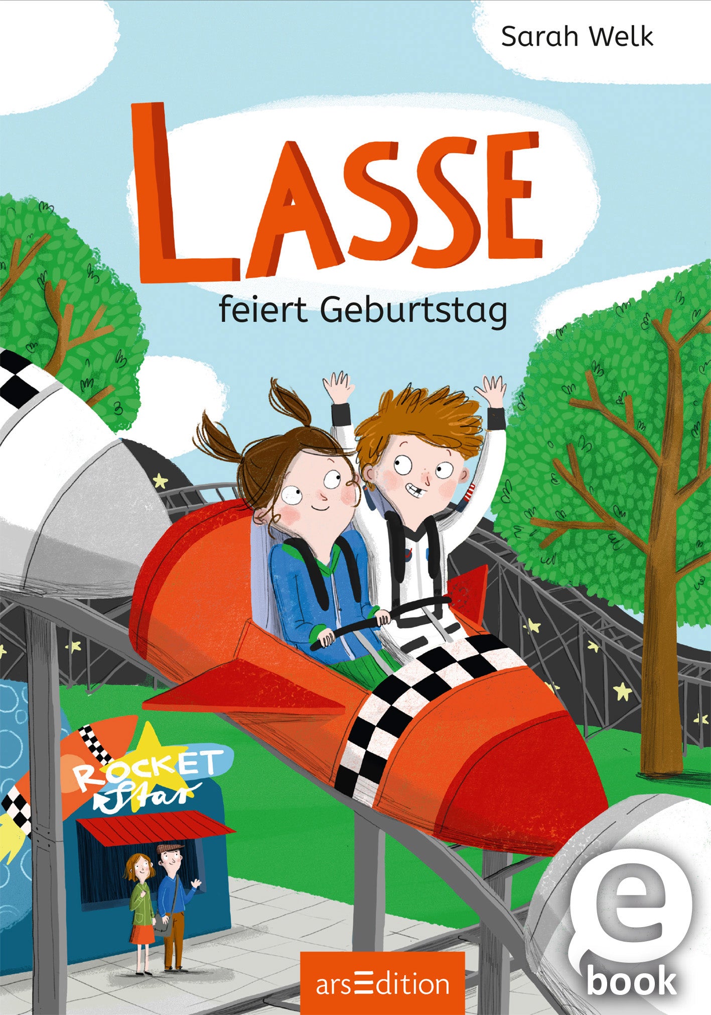 Das Cover zeigt eine fröhliche Szene mit zwei Kindern, die auf einer roten Achterbahn sitzen und lachend die Hände in die Luft halten. Der Hintergrund besteht aus einem hellblauen Himmel mit grünen Bäumen. Der Titel „LASSE feiert Geburtstag“ ist in großem, orangen Schriftzug oben angebracht. Ganz unten mittig steht der Logoschriftzug von arsEdition.