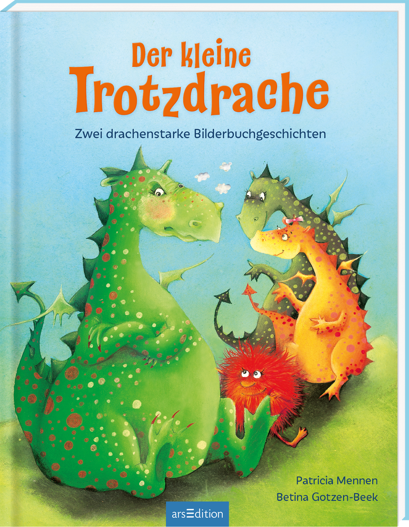 Das Buchcover „Der kleine Trotzdrache“ zeigt bunte, freundliche Drachen, die in einem verspielten Stil gezeichnet sind. Im Vordergrund stehen ein grüner, ein blauer und ein roter Drache, die fröhlich interagieren. Der Titel ist in orangefarbener, verspielter Schrift gestaltet. Ein kleiner Hinweis in der unteren Ecke informiert über den Preis von 10,00 Euro. Ganz unten mittig steht der Logoschriftzug von arsEdition.