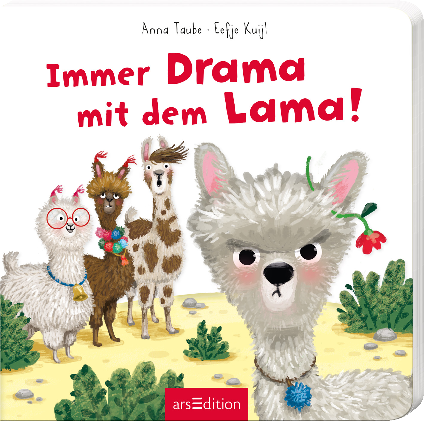 Das Buchcover zeigt vier unterschiedliche Lamas vor einer hellen, sandigen Landschaft. Im Vordergrund steht ein auffällig grau-weißes Lama mit großen, runden Augen und einem wütenden Ausdruck. Hinter ihm sind ein Lama mit Brille und bunter Kette sowie weitere Lamas in unterschiedlichen Posen zu sehen. Der Titel „Immer Drama mit dem Lama!“ ist in großen, roten Buchstaben platziert. Oben links ist ein gelber SPIEGEL-Bestseller-Button sichtbar. Ganz unten mittig steht der Logoschriftzug...