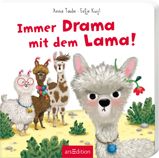Das Buchcover zeigt vier unterschiedliche Lamas vor einer hellen, sandigen Landschaft. Im Vordergrund steht ein auffällig grau-weißes Lama mit großen, runden Augen und einem wütenden Ausdruck. Hinter ihm sind ein Lama mit Brille und bunter Kette sowie weitere Lamas in unterschiedlichen Posen zu sehen. Der Titel „Immer Drama mit dem Lama!“ ist in großen, roten Buchstaben platziert. Oben links ist ein gelber SPIEGEL-Bestseller-Button sichtbar. Ganz unten mittig steht der Logoschriftzug...
