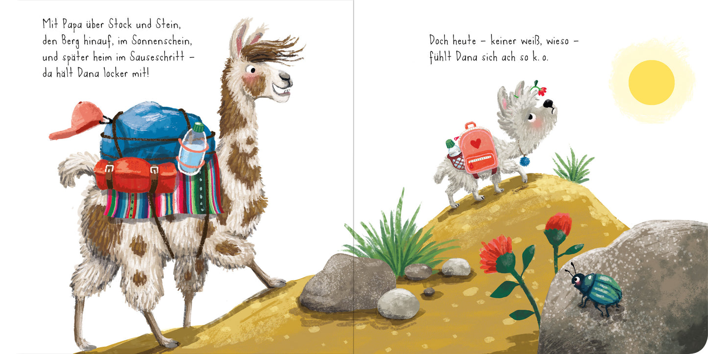Gezeigt wird eine Innen- oder Zusatzansicht von „Immer Drama mit dem Lama!“. Auf der linken Seite des Bildes ist ein Lama mit einem bunten Rucksack zu sehen, das fröhlich den Berg hinaufgeht. Der Hintergrund zeigt einen grünen Hang unter blauem Himmel. Auf der rechten Seite blickt ein kleiner Hund besorgt in die Landschaft. Strahlende Farben dominieren die Szene, mit hellen Gelbtönen der Sonne und lebhaften Blumen in Rot und Grün. Die Schrift ist kindgerecht und freundlich gestaltet.