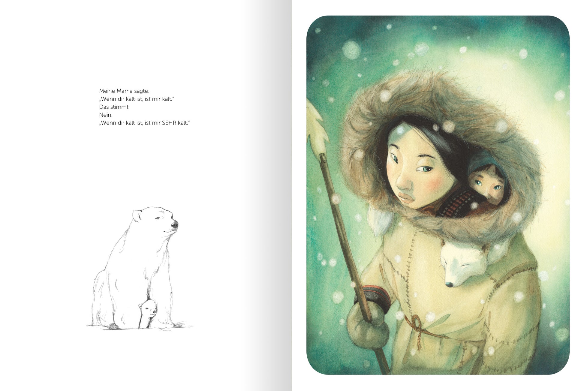 Gezeigt wird eine Innen- oder Zusatzansicht von „Mama“. Auf der linken Seite befindet sich eine schwarz-weiße Skizze eines Eisbären mit zwei Jungen. Auf der rechten Seite ist eine farbige Illustration, die ein Mädchen in einem dick gepolsterten, fawnfarbenen Mantel zeigt, umgeben von Schnee. Das Mädchen hat eine sanfte Gesichtszeichnung und trägt eine Kapuze aus Pelz. Hinter ihr schaut ein weiteres Kind neugierig hervor. Der Hintergrund ist in sanften, kühlen Tönen gehalten, die eine...