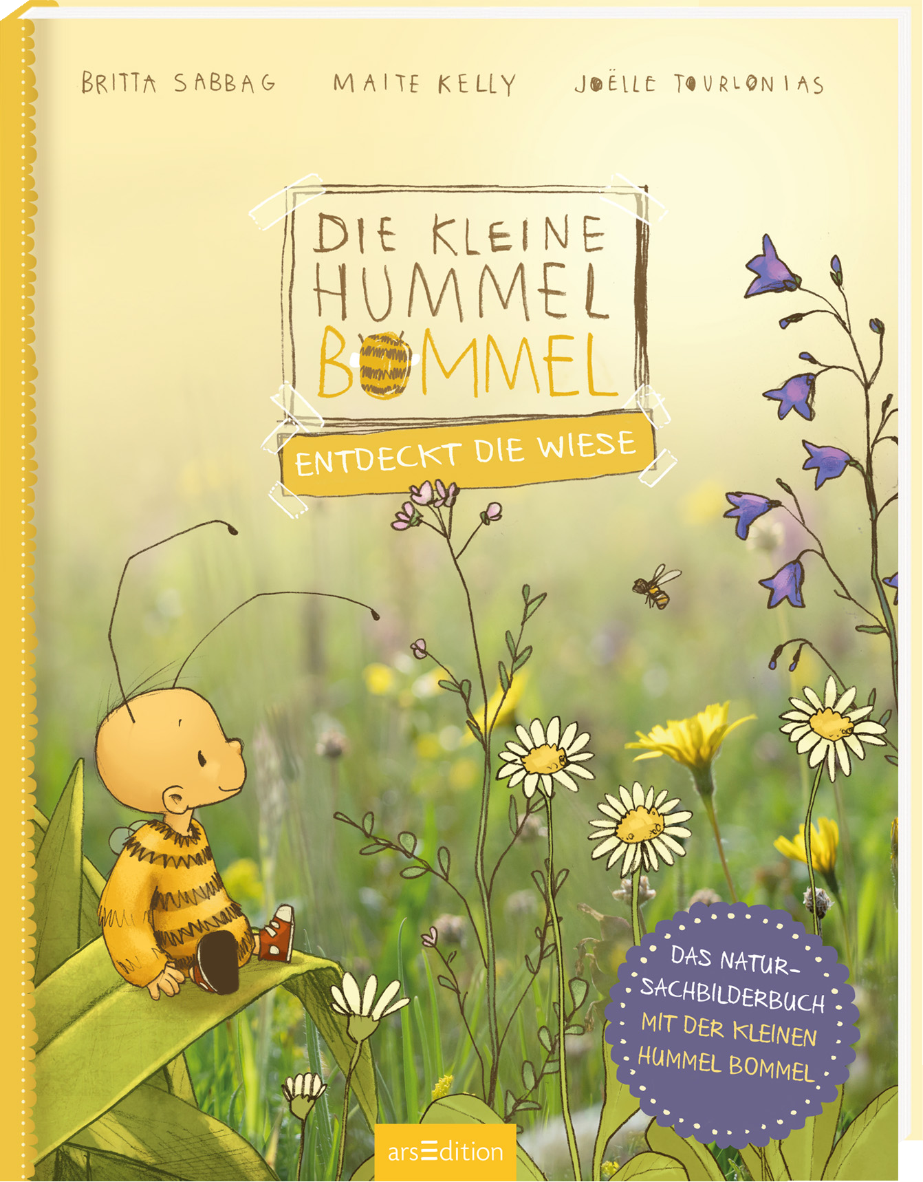 Die 3D-Ansicht des Buchcovers zeigt einen Wiesen-Hintergrund mit verschiedenen Blumen und Gräsern. Im Vordergrund sitzt die kleine Hummel Bommel mit einer auf einem Grashalm. Der Titel „Die kleine Hummel Bommel“ ist in großen Buchstaben in Schwarz und Gelb gehalten, ergänzt durch den Untertitel „Entdeckt die Wiese“. Unten rechts befindet sich ein Button mit dem Text „Das Natur-Sachbilderbuch mit der Kleinen Hummel Bommel“. Ganz unten mittig steht der Logoschriftzug von arsEdition.