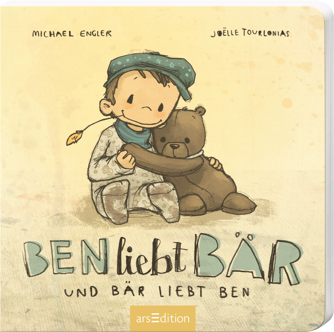 Das Buchcover zeigt einen Jungen in bunten Schlafanzügen, der einen Teddy liebevoll umarmt. Der Junge hat einen fröhlichen Gesichtsausdruck und trägt eine blaue Mütze. Die Farben sind sanft und warm, vorherrschend sind Beige- und Brauntöne. Der Titel „BEN liebt BÄR“ und der Untertitel „und BÄR liebt BEN“ sind in verspielter Schrift dargestellt, wobei das Wort „BÄR“ hervorgehoben ist. Oben befinden sich die Namen der Autor:innen Michael Engler und Joëlle Tourlonias. Ganz...