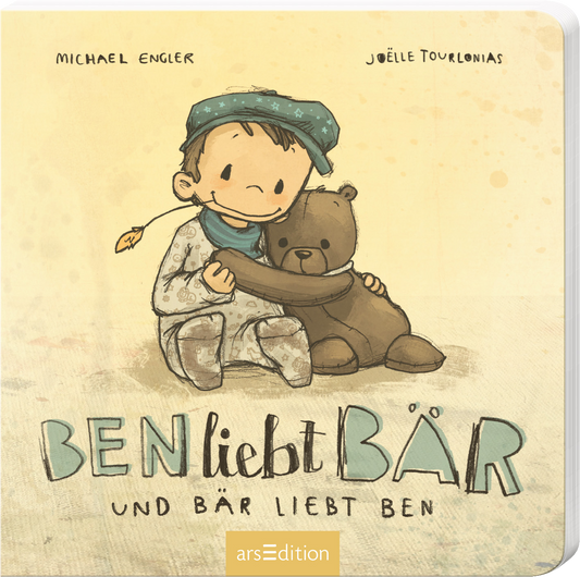 Das Buchcover zeigt einen Jungen in bunten Schlafanzügen, der einen Teddy liebevoll umarmt. Der Junge hat einen fröhlichen Gesichtsausdruck und trägt eine blaue Mütze. Die Farben sind sanft und warm, vorherrschend sind Beige- und Brauntöne. Der Titel „BEN liebt BÄR“ und der Untertitel „und BÄR liebt BEN“ sind in verspielter Schrift dargestellt, wobei das Wort „BÄR“ hervorgehoben ist. Oben befinden sich die Namen der Autor:innen Michael Engler und Joëlle Tourlonias. Ganz...