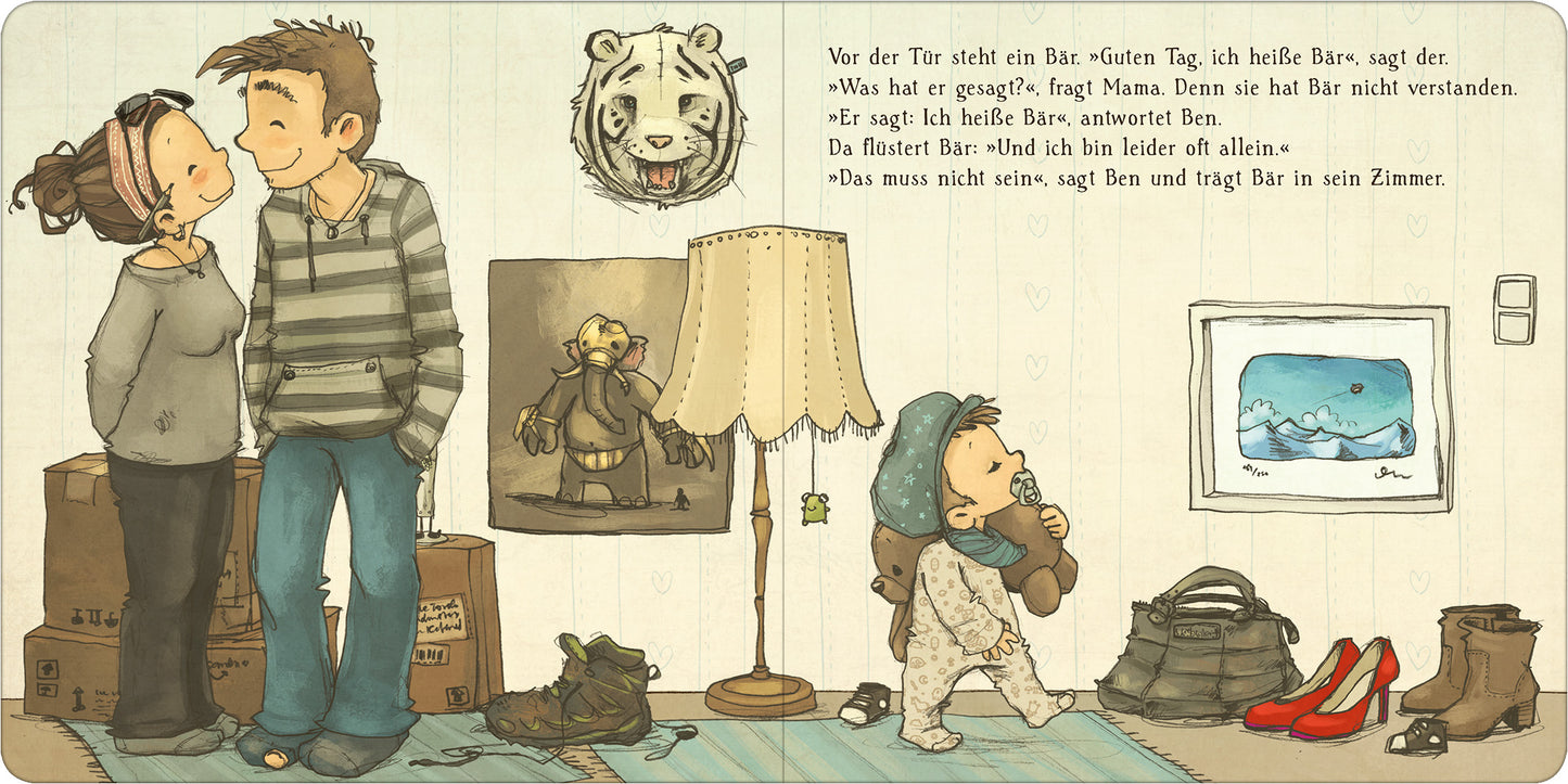 Gezeigt wird eine Innen- oder Zusatzansicht von „Ben liebt Bär ... und Bär liebt Ben“. Die Illustration zeigt eine helle, freundliche Wohnszene mit einem Jungen und einem Mädchen, die miteinander sprechen. Im Hintergrund steht ein Bär mit einem freundlichen Gesicht, während ein weiteres Tier in der Ecke zu sehen ist. Die Farbpalette umfasst sanfte Beige- und Blautöne. Die Typografie ist verspielt und kindgerecht. Auf dem Boden liegen verschiedene Schuhe und Kartons, die eine lebendige...