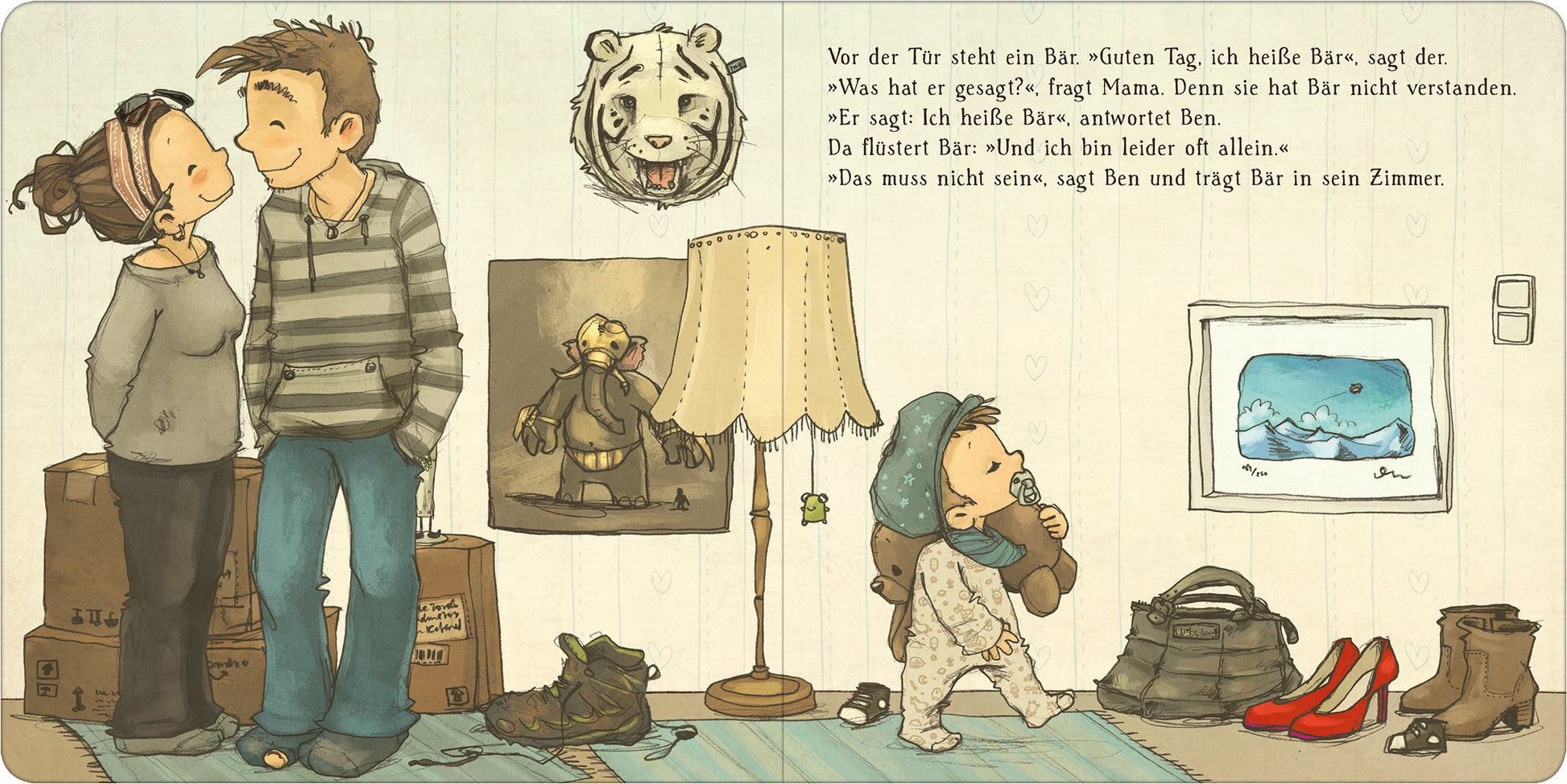 Gezeigt wird eine Innen- oder Zusatzansicht von „Ben liebt Bär ... und Bär liebt Ben“. Die Illustration zeigt eine helle, freundliche Wohnszene mit einem Jungen und einem Mädchen, die miteinander sprechen. Im Hintergrund steht ein Bär mit einem freundlichen Gesicht, während ein weiteres Tier in der Ecke zu sehen ist. Die Farbpalette umfasst sanfte Beige- und Blautöne. Die Typografie ist verspielt und kindgerecht. Auf dem Boden liegen verschiedene Schuhe und Kartons, die eine lebendige...