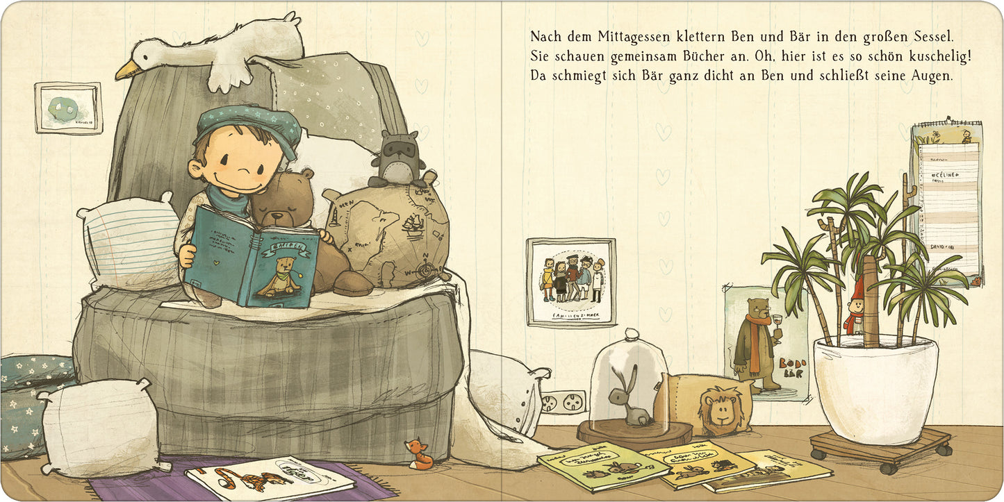 Gezeigt wird eine Innenansicht von „Ben liebt Bär ... und Bär liebt Ben“. Die Illustration zeigt Ben, ein kleiner Junge mit einer blauen Mütze, der in einem großen, gemütlichen Sessel sitzt und ein Buch betrachtet. Um ihn herum liegen verschiedene Plüschtiere, darunter ein Bär, der dicht an Ben gekuschelt ist. Der Hintergrund ist hell und enthält eine grüne Pflanze sowie Bilder an der Wand. Die sanften Farben und die verspielte Typografie verleihen der Szene eine warme, einladende...