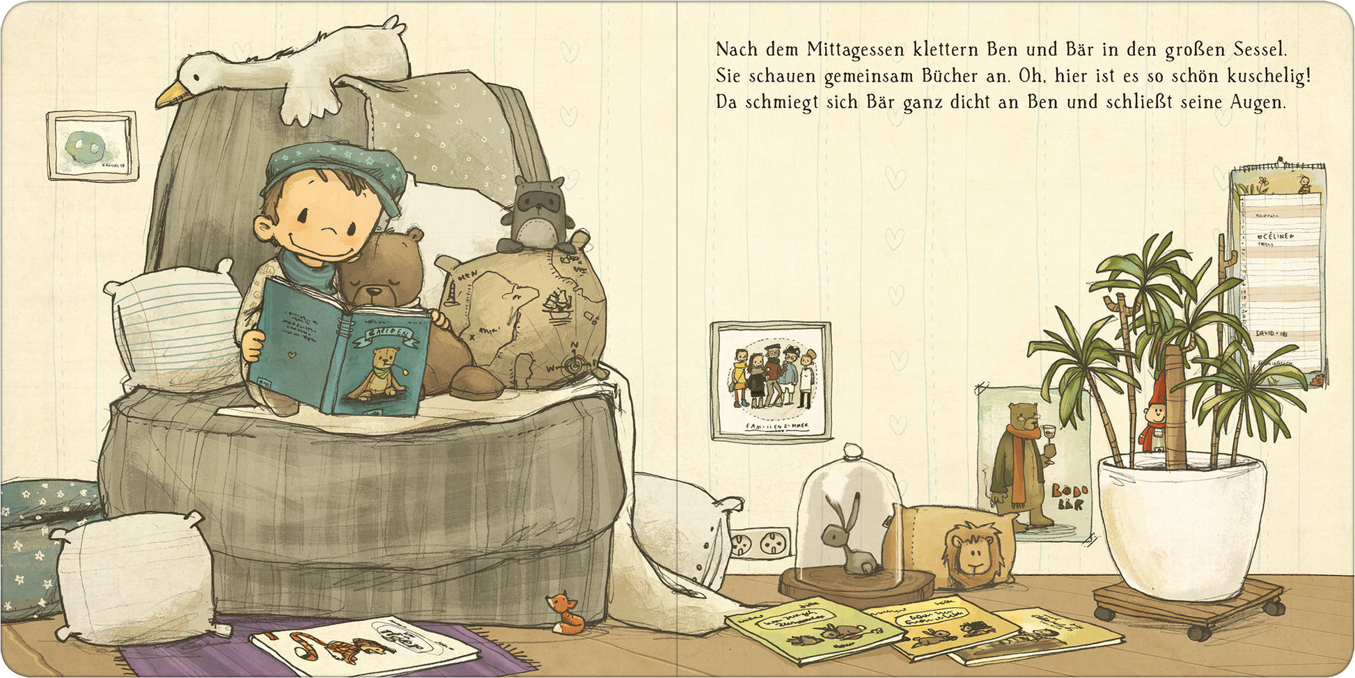 Gezeigt wird eine Innenansicht von „Ben liebt Bär ... und Bär liebt Ben“. Die Illustration zeigt Ben, ein kleiner Junge mit einer blauen Mütze, der in einem großen, gemütlichen Sessel sitzt und ein Buch betrachtet. Um ihn herum liegen verschiedene Plüschtiere, darunter ein Bär, der dicht an Ben gekuschelt ist. Der Hintergrund ist hell und enthält eine grüne Pflanze sowie Bilder an der Wand. Die sanften Farben und die verspielte Typografie verleihen der Szene eine warme, einladende...