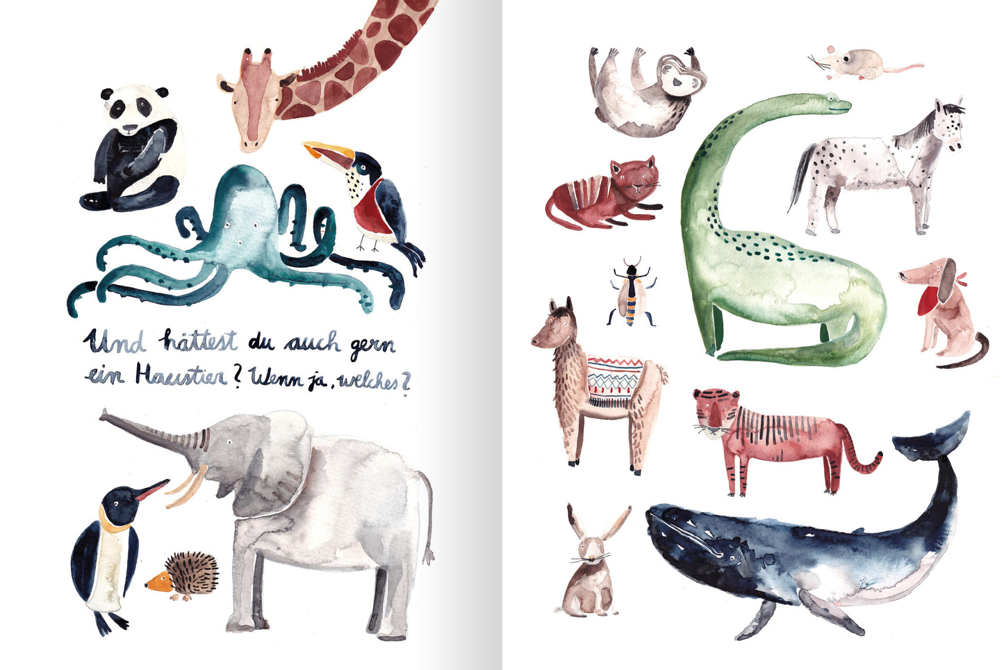 Gezeigt wird eine Innen- oder Zusatzansicht von „Die Welt, die dir gefällt“. Auf der linken Seite sind mehrere farbenfrohe, aquarellierte Tiere abgebildet, darunter ein Giraffe, ein Elefant und ein Oktopus. Der untere Bereich enthält handschriftliche Fragen in dunkler Schrift. Die rechte Seite zeigt weitere tierische Illustrationen in verschiedenen Farben und Formen, darunter ein Wal und ein Dinosaurier, umgeben von einer hellen, harmonischen Farbpalette, die das Gesamtbild lebhaft und...