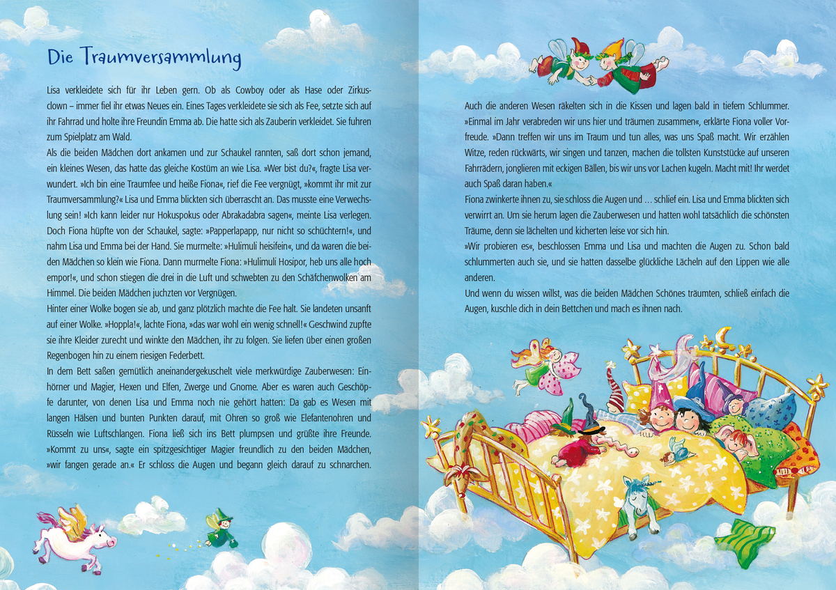 Gezeigt wird eine Innenseite von „222 Geschichten zur Guten Nacht“. Die Seiten sind in sanften Himmelblau-Tönen gehalten, über das Wolken schweben. Rechts ist ein großes goldenes Bett mit gelber Bettdecke und vielen bunten Kissen, in dem es sich zwei Kinder und eine Schar kleiner Zauberwesen gemütlich gemacht haben.