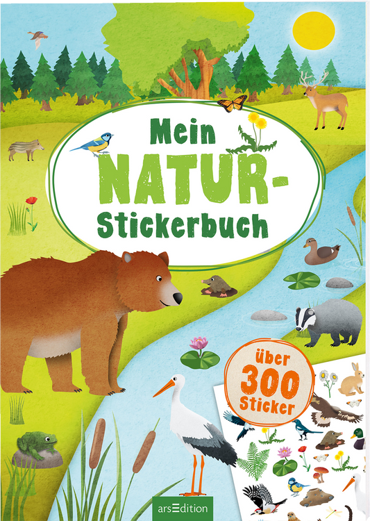 Auf dem Cover des „Mein NATUR-Stickerbuch“ ist ein fröhliches Naturmotiv mit einem großen, braunen Bären, der in der Mitte sitzt. Um ihn herum sind verschiedene Tiere wie Vögel, Rehe und ein Storch abgebildet. Die sanften Farben des Covers, vorwiegend in Grün, Blau und Erdtönen, vermitteln eine freundliche, einladende Atmosphäre. Der Titel in großer, grüner Schrift steht auf einem weißen Hintergrund, darüber sind bunte Pflanzen und Insekten zu sehen. Ein SPIEGEL-Bestseller-Button...