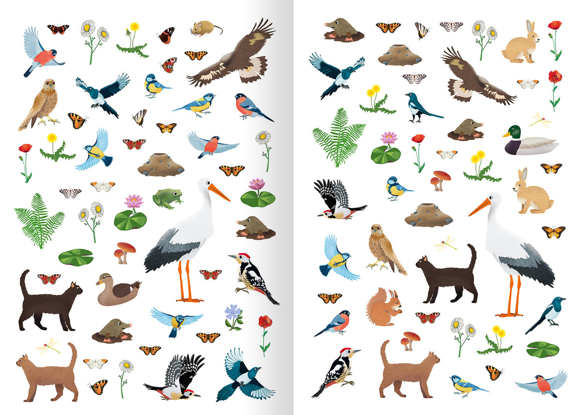 Gezeigt wird eine Innen- oder Zusatzansicht von „Mein Natur-Stickerbuch“. Die Seiten sind in einem hellen, neutralen Ton gestaltet und zeigen eine Vielzahl von bunten Naturmotiven. Auf den Seiten sind verschiedene Tiere wie Vögel, Katzen und Hasen sowie Pflanzen und Schmetterlinge abgebildet. Die Illustrationen sind detailreich und klein und verwenden lebendige Farben wie Blau, Grün, Gelb und Rot. Die Typografie ist kindgerecht und klar leserlich, was die Benutzerfreundlichkeit erhöht.