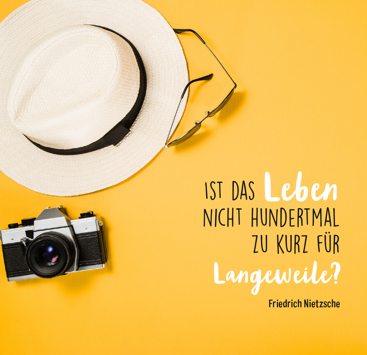 Gezeigt wird eine Innen- oder Zusatzansicht von „Ich hab keine Zeit. Ich bin Rentner.“ Auf einem leuchtend gelben Hintergrund liegt ein weißer Sonnenhut und eine Vintage-Kamera. Neben der Kamera befindet sich eine Sonnenbrille. Der Text „Ist das Leben nicht hundertmal zu kurz für Langeweile?“ ist prominent platziert, in großen, modernen Buchstaben. Die Wortwahl ist ansprechend und inspiriert zu aktivem Leben.