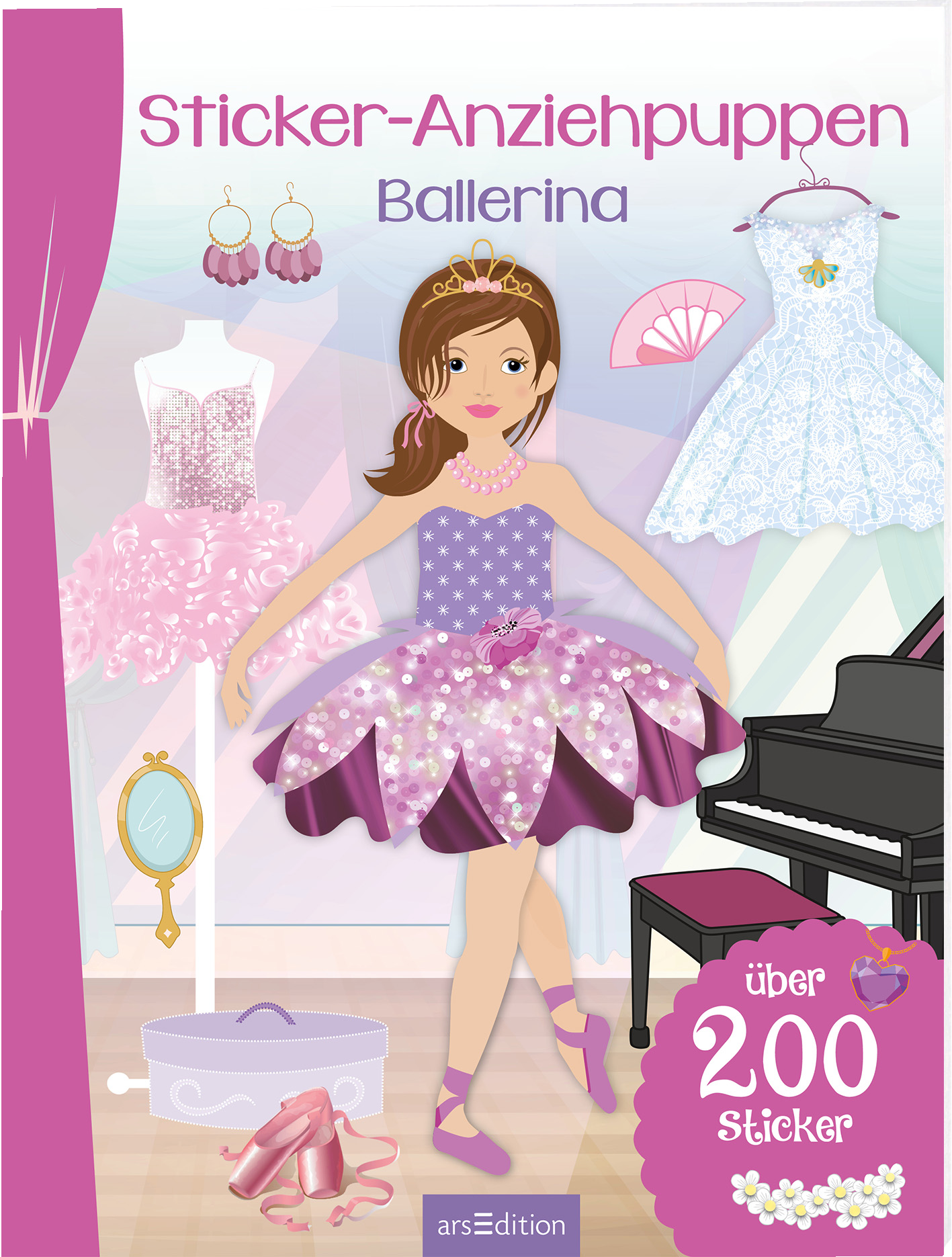Das 3D-Buchcover zeigt ein fröhliches, illustriertes Mädchen in einem glitzernden, lilafarbenen Ballettkleid, umrahmt von rosa und weißen Kleiderständern mit verschiedenen Tanzoutfits. Der Titel „Sticker-Anziehpuppen Ballerina“ ist in verspielter, lila Schrift platziert. In der unteren Ecke findet sich der Hinweis „über 200 Sticker“ in einer bunten Darstellung. Eine goldene Krone ziert das Haar des Mädchens und schafft eine festliche Atmosphäre. Ganz unten mittig steht der...