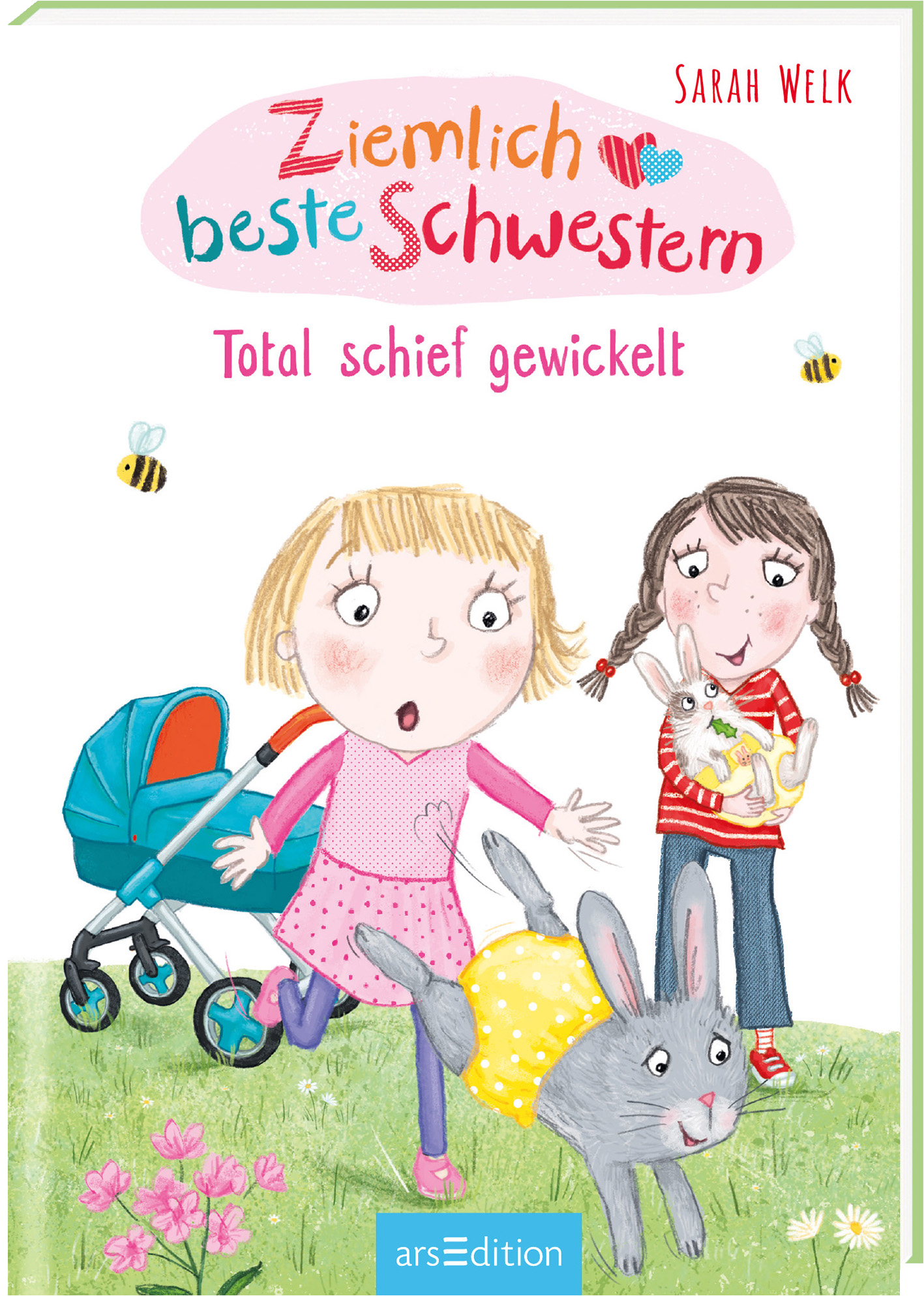 Das Cover zeigt zwei fröhliche Mädchen, die mit zwei Kaninchen spielen. Eines der Mädchen hält ein Kaninchen in ihren Armen, während das andere neben einem Kinderwagen steht. Die Farben sind hell und lebhaft, dominiert von sanften Pastelltönen. Der Titel „Ziemlich beste Schwestern“ erscheint oben in roter und pinker Schrift, unter dem Titel steht in pink „Total schief gewickelt“. Ganz unten mittig steht der Logoschriftzug von arsEdition.