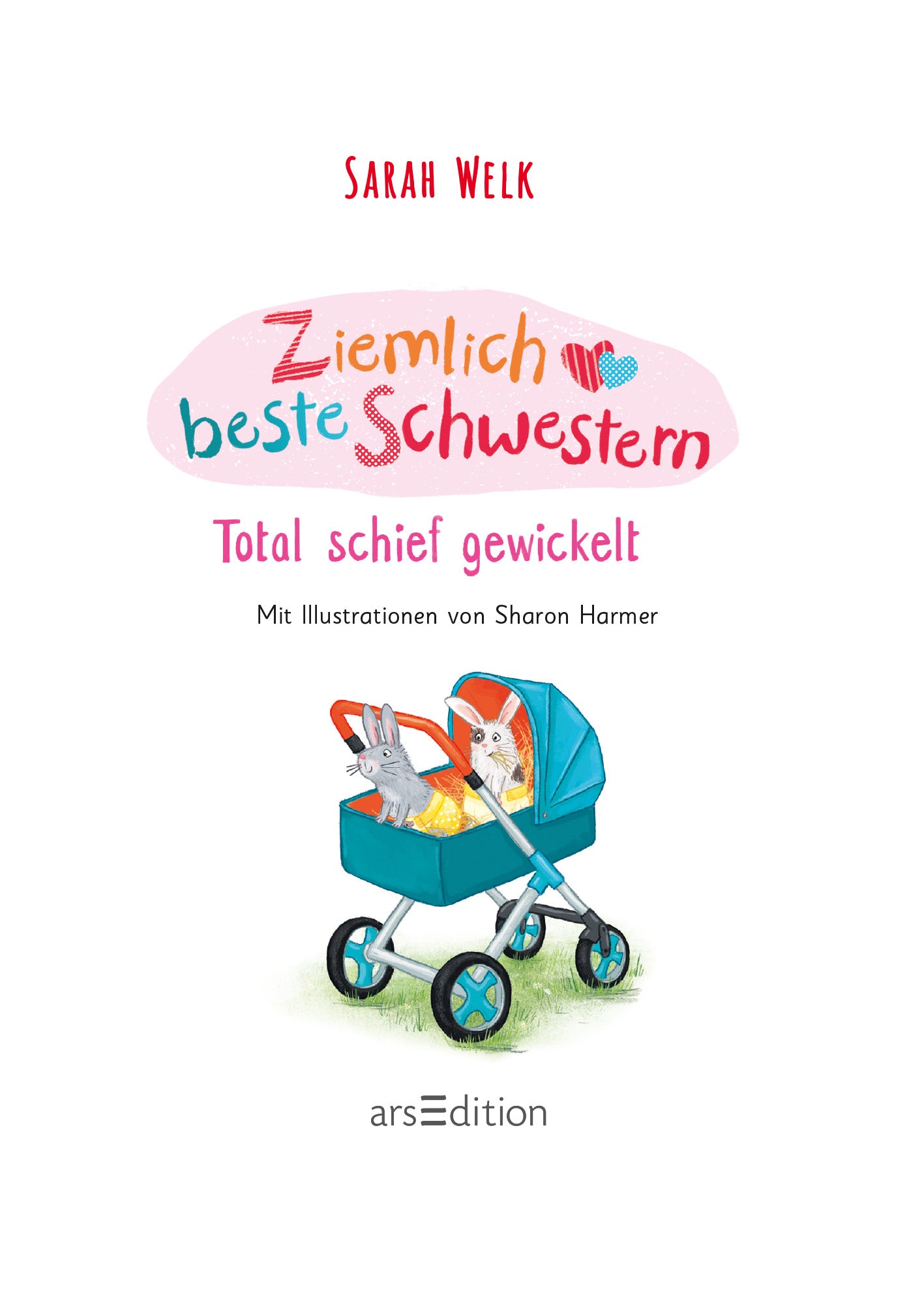 Gezeigt wird eine Innen- oder Zusatzansicht von „Ziemlich beste Schwestern – Total schief gewickelt“.  Die Darstellung zeigt eine verspielte Typografie in Pink und Blau, die den Titel lebhaft in Szene setzt. Darüber steht die Autorin "Sarah Welk" in roter Schrift. Darunter steht: "Mit Illustrationen von Sharon Harmer". Eine farbenfrohe Illustration eines Kinderwagens in  Blautönen, in dem zwei Kaninchen sitzen, ist darunter abgebildet.
Das Logo des Verlags...