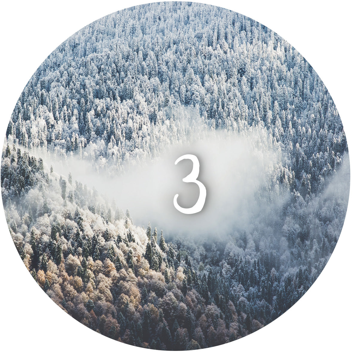 Gezeigt wird eine Innen- oder Zusatzansicht von „Adventskalender in der Dose. 24 Momente der Achtsamkeit“. Die Ansicht zeigt einen Kreisausschnitt mit winterlicher Landschaft, bedeckt von Schnee und Nebel. In der Mitte befindet sich die Zahl „3“ in eleganter, weißer Schrift, die sanften Kontraste zu den kühlen Farben der Natur bildet. Der Hintergrund ist geprägt von grünen Tannen und goldenem Laub, was eine ruhige, achtsame Stimmung vermittelt.