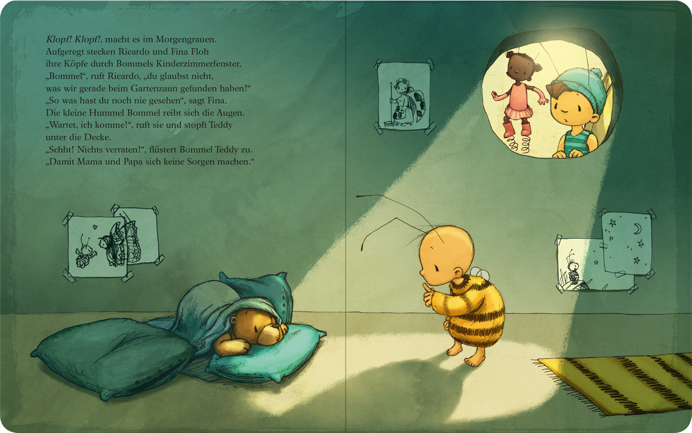 Gezeigt wird eine Innenansicht von „Die kleine Hummel Bommel sucht das Glück (Pappbilderbuch)“. Die Illustration zeigt die kleine Hummel Bommel, die in ihrem dunklen Kinderzimmer steht. Vor ihr liegt der Teddybär der kleinen Hummel unter Decken und Kissen. Durch das geöffnete Fenster fällt Licht herein und die Freunde der kleinen Hummel schauen herein. An der Wand hängen Zeichnungen. Der Text ist auf der linken Seite platziert.